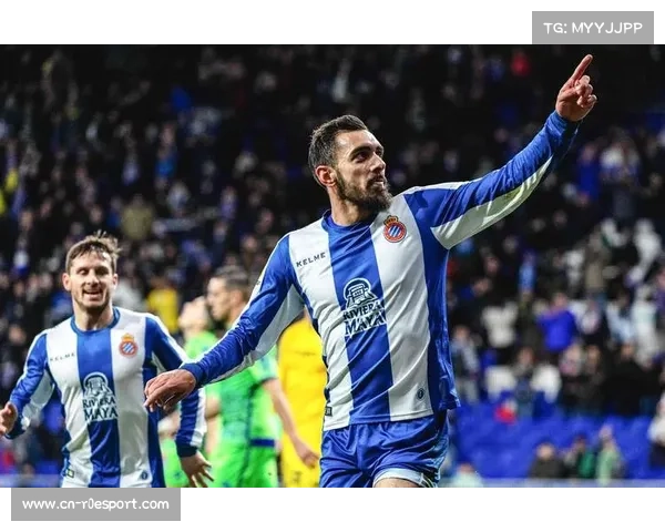 皇家社会新帅弗朗西斯科沿用4-3-1-2阵型，久保健英+奥亚萨瓦尔双核驱动